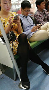 地铁黑丝黄裙少妇