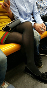 黄色连衣短裙黑色丝袜小少妇