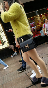 黑色皮短裤肉丝白腿黄衣美眉