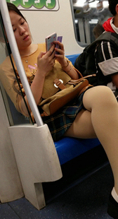 肉色丝袜超短裙妹子美腿诱惑