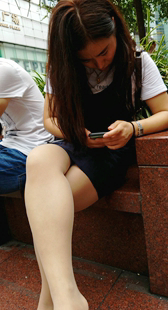 公园肉丝短裙小妹玩手机