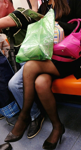 地铁黑丝长腿少妇