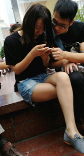 蓝色牛仔热裤灰鞋肉色丝袜极品白腿美眉