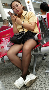 黑色短裙丝袜丰满少妇