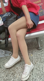 蓝色牛仔短裙肉色丝袜美腿少妇