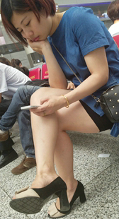 高跟短裙美少妇玩手机