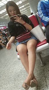 牛仔裙小妹子看手机