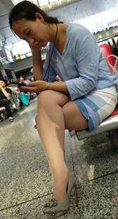 高跟肉丝熟女玩手机