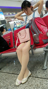 蓝色牛仔吊带包臀短裙肉色丝袜高跟小少妇