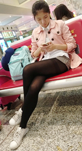 黑丝布鞋短裙少女