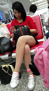 布鞋短裙少妇玩手机