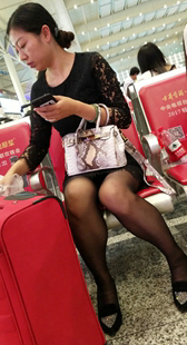 蕾丝连衣裙黑丝少妇