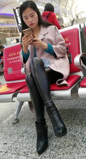 长发皮裤大美女玩手机