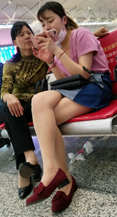 红鞋短裙妹子玩手机