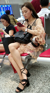 连衣裙细长腿美女