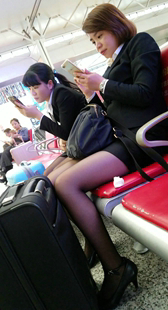 两个制服黑色丝袜高跟OL少妇