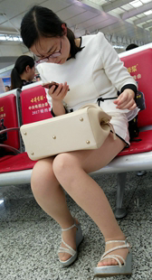 银色闪亮高跟肉色丝袜丰满大腿少妇