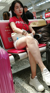 白色牛仔包臀短裙裸腿大胸长发漂亮美女