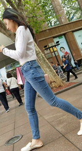 街拍蓝牛紧臀长发美女