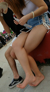 牛仔短裤性感美腿小胸器