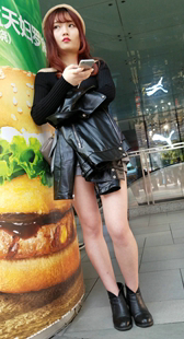 高跟短裙美女很洋气