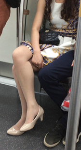 地铁短裙肉丝袜少妇