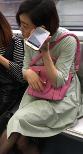 地铁黑丝少妇玩微信