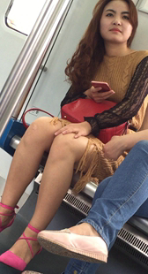 地铁长发红高跟少女
