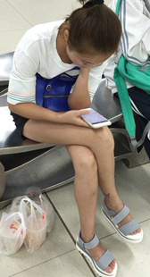 短裤露腿小妹玩手机