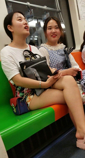 地铁花裙露大腿少女