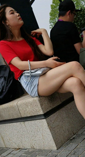 花台牛仔短裤美腿美女