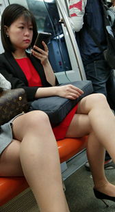 地铁红裙高跟美腿少妇