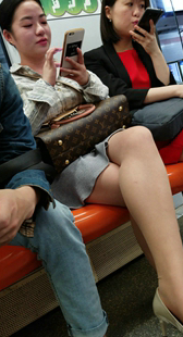 地铁灰裙露腿少妇