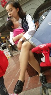 花台短裤年青妈咪