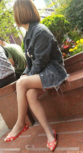 花台丝裤短发少女