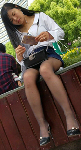 花台短裙黑丝少女真性感