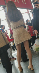 背景一看是美女一枚