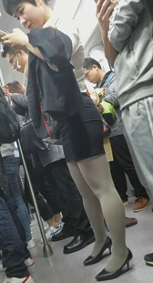 地铁绿丝短裙包臀少妇