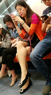 地铁长腿短裙熟女