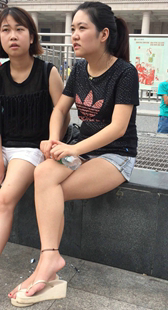 花台牛仔短裤少妇