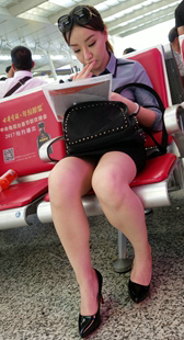 候车室黑裙高跟少女