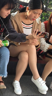 花台包臀露大腿少女