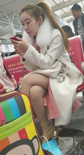 车站肉丝黄发少妇玩手机