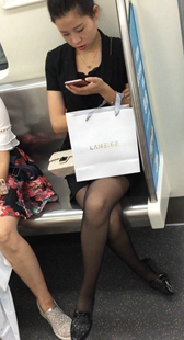 地铁黑丝制服OL