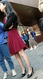 红裙高跟长发少妇