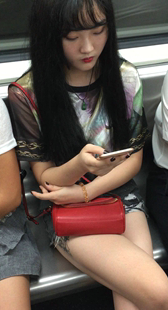 地铁长发短裙美女