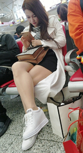 候车室短裤长发少女