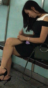 高跟黑短裙长发美女