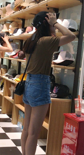商场买帽子的热裤小姑娘