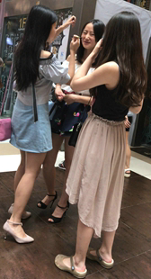 街拍聊天的美裙三位姑娘